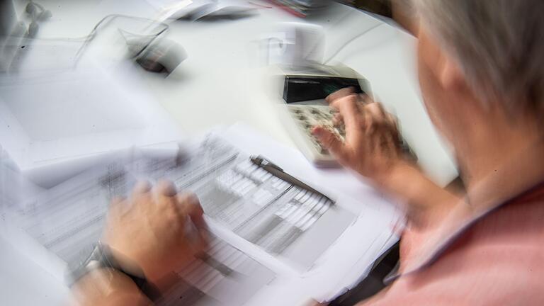 Warnung vor gefälschten Steuerbescheiden       -  Mit gefälschten Steuerbescheiden wollen die Betrüger in verschiedenen Bundesländern an Geld kommen. (Symbolbild)