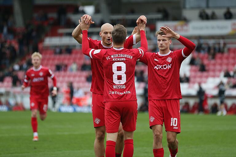 Die Kickers-Akteure (von links): Jonas Wieselsberger, Alem Japaur, Torschütze Fabian Wessig und Moritz Hannemann bejubeln das 3:0 für die Rothosen. Die Kickers-Akteure (von links): Jonas Wieselsberger, Alem Japaur, Torschütze Fabian Wessig und Moritz Hannemann bejubeln das 3:0 für die Rothosen.