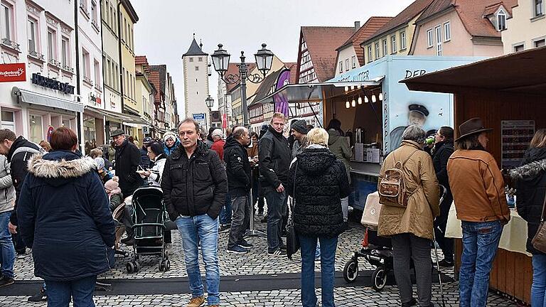 Trotz des trüben, feucht-kalten Wetters kamen am verkaufsoffenen Sonntag viele Besucher nach Haßfurt.