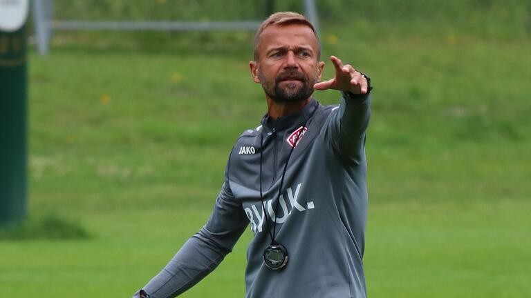 Kickers-Trainer Michael Schiele bei der Arbeit auf dem Trainingsplatz in Waidring