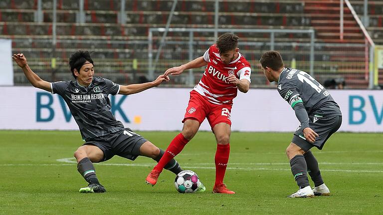 Wurde vor dem Spiel gegen die Kickers - fälschlicherweise - positiv getestet: Genki Haraguchi (links, hier im Zweikampf mit Dominik Meisel beim Spiel der Hannoveraner in Würzburg).