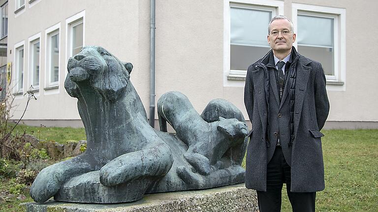 Von der Bundespolizei zur Bundeswehr: Der evangelische Militärpfarrer Jochen Fiedler mit der bayerischen Löwenmutter vor dem Stabsgebäude der 10. Panzerdivision in Veitshöchheim.