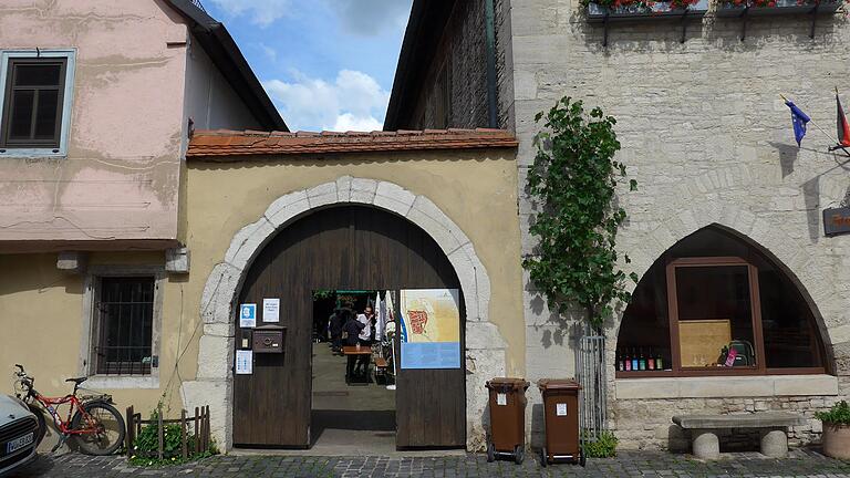 Ansicht von der Hauptstraße: Im Hof sollen Miltenberger-Anwesen und Rathaus durch einen gläsernen Kubus verbunden werden.