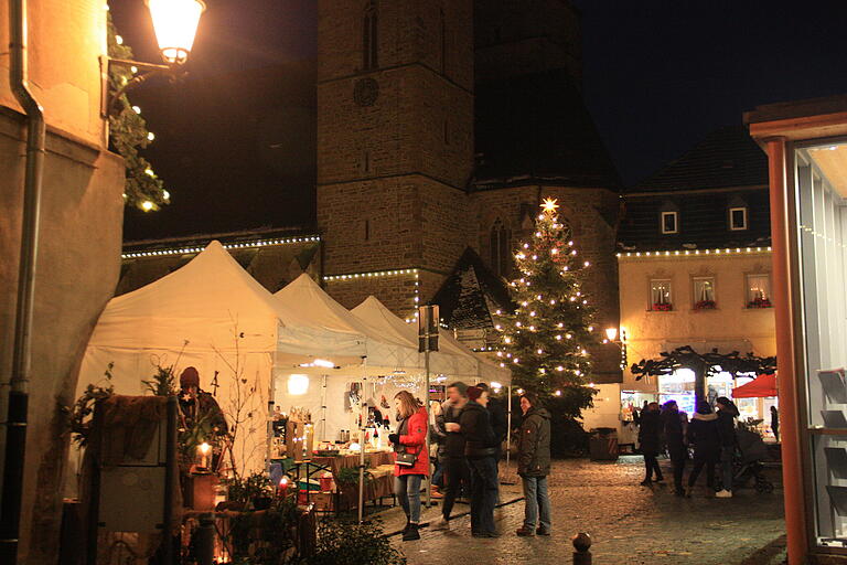 Zum Abend hin machte sich dank der Lampen und des leuchtenden Weihnachtsbaum vorweihnachtliche Stimmung breit.