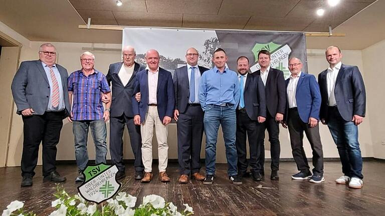 Erinnerungsfoto zum 100-jährigen Bestehen des TSV Ober-/ Unterwaldbehrungen (von links): Schiedsrichterobmann Harald Schreiber, Werner Fuchs, BFV-Kreisvorsitzender Rainer Lochmüller, Landrat Thomas Habermann, Bastheims Bürgermeister Tobias Seufert, TSV-Vorsitzender Kurt Fuchs, Schirmherr und Ostheims Stadtoberhaupt Steffen Malzer, Staatssekretär Sandro Kirchner, BLSV-Bezirksschatzmeister Edwin Metzler und stellvertretender BLSV-Kreisvorsitzender Klaus Seiffert.