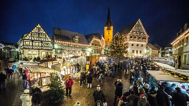 Die beleuchteten Fachwerkhäuser auf dem Weihnachtsmarkt in Zeil erinnern an ein weihnachtliches Miniatur-Wunderland.