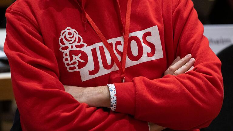 Kapuzenpulli mit der Aufschrift &bdquo;Jusos&rdquo;       -  Mehrere Juso-Landesverbände halten nichts vom Koalitionsvertrag. (Archivbild)