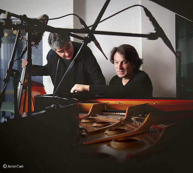 Der Kontrabassist Renaud Garcia-Fons (links) und der Pianist David Pena Dorantes interpretieren Flamenco auf ihre Weise - ganz ohne Gitarre. Zu erleben ist das Duo am 22. Juli beim Hafensommer.