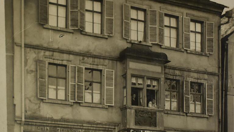 Das Geschäftshaus Witzel am Marktplatz um die Jahrhundertwende. Unter der zugeputzten Fläche über den beiden Fenstern des Erkers wurde die Inschrift entdeckt.