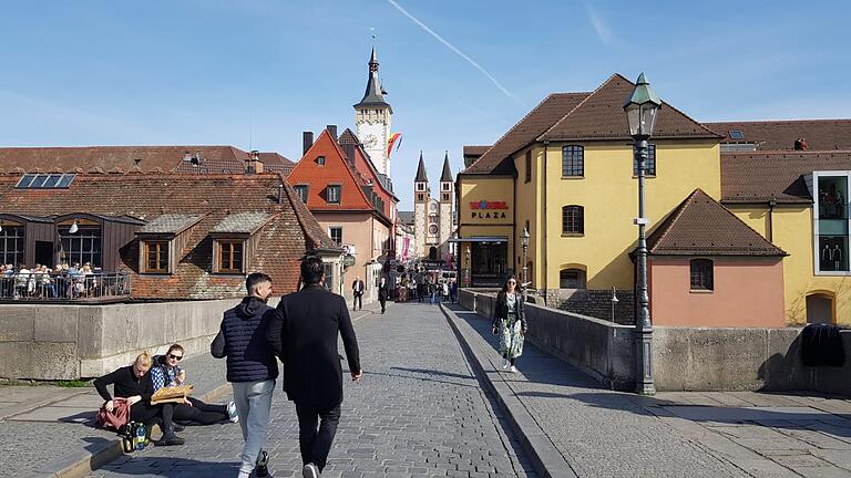 Die Alte Mainbrücke am Montagmittag: Das Gedränge hat sichtlich nachgelassen.
