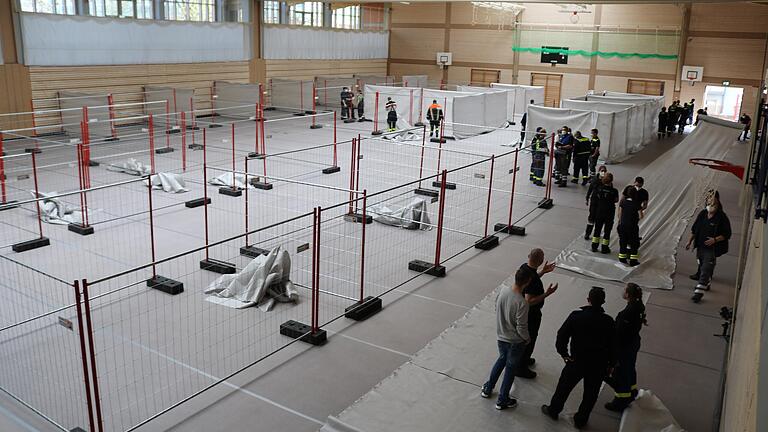 Technisches Hilfswerk, Rotes Kreuz und Feuerwehr haben Ende März die Spessarttorhalle in Lohr als Notunterkunft für Geflüchtete vorbereitet.