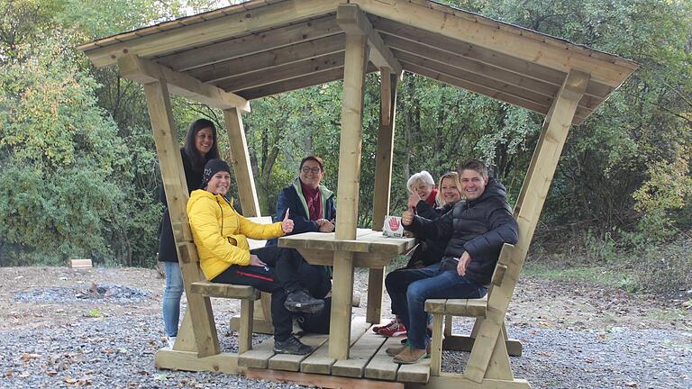 Getestet und für gut befunden: die Sitzgelegenheit am Flowtrail in Mellrichstadt. Getestet und für gut befunden: die Sitzgelegenheit am Flowtrail in Mellrichstadt.