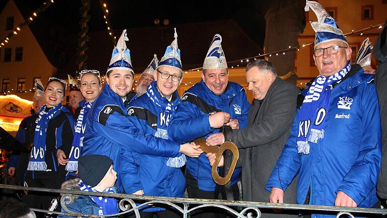 Die Narren aus Obervolkach stürmten am Freitag das Rathaus in Volkach und legten dem Stadtoberhaupt Fesseln an. Im Bild KVO-Präsident Konstantin Kraus (links), Sitzungspräsident Torsten Müller (Zweiter von links), Bürgermeister Heiko Bäuerlein und Ehrenpräsident Manfred Krapp (rechts).