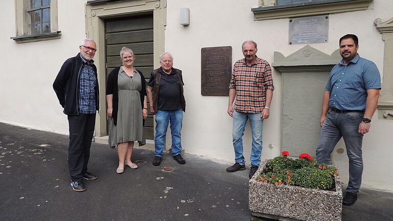 Sie freuen sich über die neue Bronzplatte (von links): Erich Baumann, Diakonin Eva Hubmann, Peter Vollert, der die Platte mit einer Abschrift des Denkmals anfertigte, Gerd Geiß und Bürgermeister Johannes Grebner.