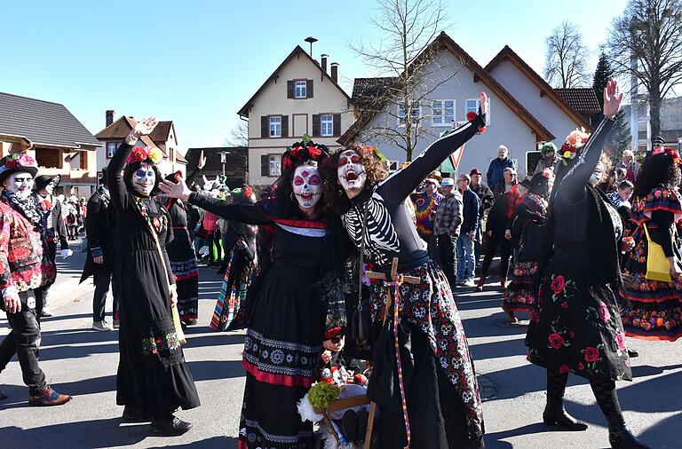 Mit tollen Kostümen nach mexikanischem Vorbild präsentierte sich der Stammtisch "Saubazis & Friends". Mit tollen Kostümen nach mexikanischem Vorbild präsentierte sich der Stammtisch "Saubazis & Friends".
