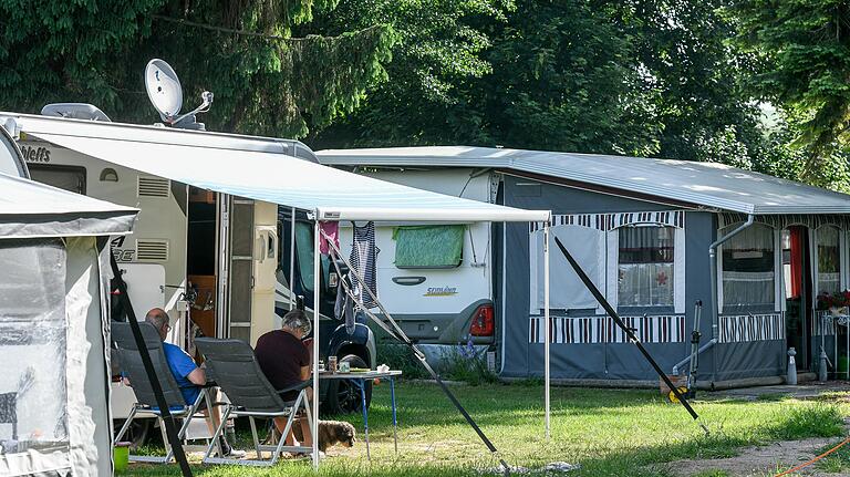 Raus in die Natur - und trotzdem sein Zuhause dabei haben: Auf vielen Campingplätzen befinden sich unter den Gästen auch Dauercamper (im Bild: der Knaus Campingpark in Frickenhausen).