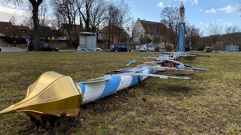 Sturmbruch: Der Mellrichstädter Zunftbaum mit seiner goldenen Spitze liegt am Boden.