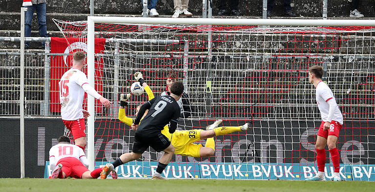 Auch Kickers-Torhüter Eric Verstappen kann den 1:1-Ausgleichstreffer durch Aschaffenburgs Clay Verkaj nicht verhindern.