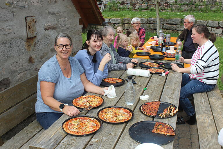 Während das Bot noch im Ofen backt, ist die Pizza schon fertig. Alt und jung treffen sich in Prüßberg am Backhäuschen.