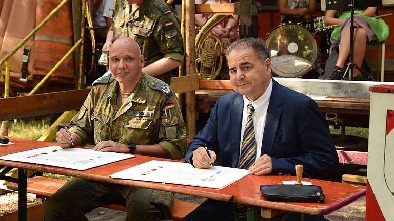 Beim Waldfest der Reservistenkameradschaft Hausen unterzeichneten und siegelten Oberstleutnant Jürgen Dreßel vom Unterstützungsbataillon Einsatz 10 Veitshöchheim und Steinfelds Bürgermeister Günter Koser die beiden Patenschaftsurkunden.