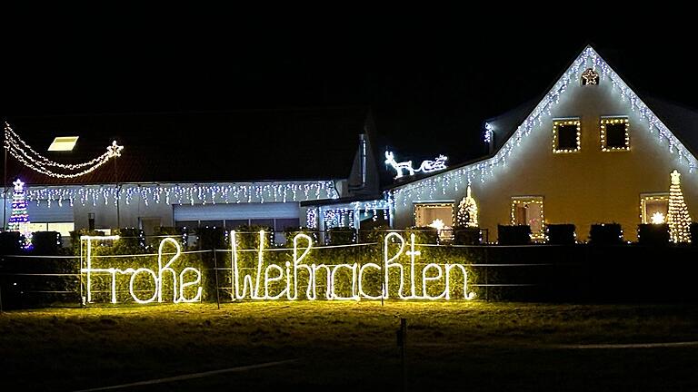 Das unter anderem ist neu am Weihnachtshaus in Oberessfeld: 'Frohe Weihnachten' grüßt der Schriftzug die Gäste. Das unter anderem ist neu am Weihnachtshaus in Oberessfeld: 'Frohe Weihnachten' grüßt der Schriftzug die Gäste.