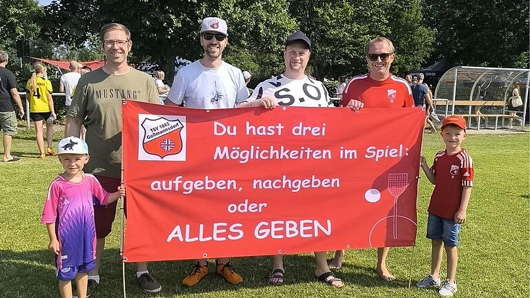 Unsere Fans, die das Banner hochhalten – stolze Väter und Brüder sind sichtbar.