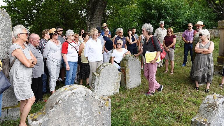 Zahlreiche Zuhörer verfolgten die Ausführungen von Evamaria Bräuer zu Ornamenten aus Fauna und Flora am Israelitischen Friedhof bei Gerolzhofen.