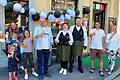 Bei der Eröffnung der neuen Eisdiele auf dem Marktplatz in Münnerstadt: Eva und Michael Kastl mit drei ihrer Kinder, die Eisdielenbetreiber Litafete und Zemri Vejseli sowie die Stadträte und Wirtschaftsreferenten Johannes Wolf und Christine Martin.       -  Bei der Eröffnung der neuen Eisdiele auf dem Marktplatz in Münnerstadt: Eva und Michael Kastl mit drei ihrer Kinder, die Eisdielenbetreiber Litafete und Zemri Vejseli sowie die Stadträte und Wirtschaftsreferenten Johannes Wolf und Christine Martin.