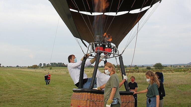 Jeder Handgriff sitzt: Nach weniger als 30 Minuten sind die Ballons startbereit.