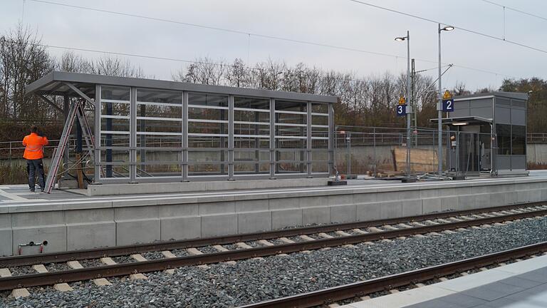 Bahnhofsumbau in Haßfurt: Die Treppenaufgänge zur Bahnsteigunterführung haben bereits eine Einhausung erhalten. Mit den Aufzügen laufen derzeit Testfahrten.