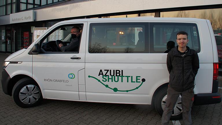 Tim Schuhmann wird von dem Azubi-Shuttle von Strahlungen aus zu seinem Ausbildungsbetrieb in Heustreu gebracht.