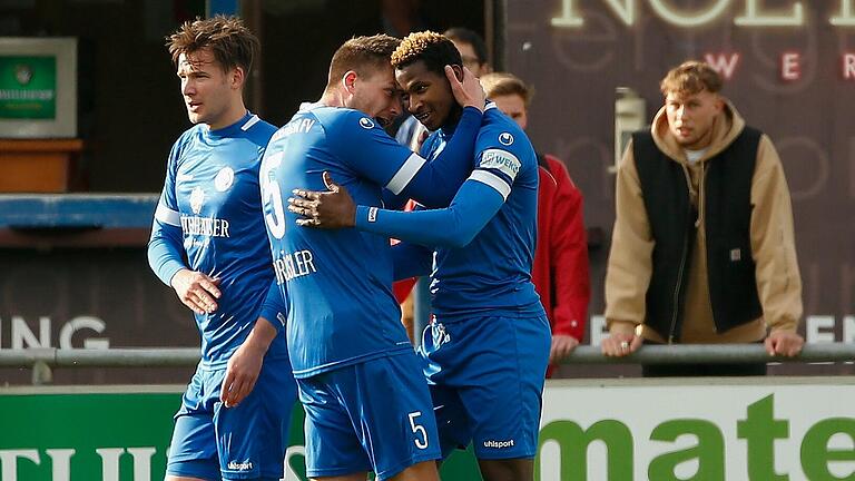 Können die Spieler des FV 04 Würzburg (von links), Moritz Lotzen, der verletzte Kapitän David Drösler und Mohamed Conte, am Samstag sogar noch über den direkten Klassenerhalt jubeln?