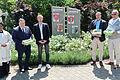 Wittighausens Bürgermeister Markus Wessels (Dritter von links) zusammen mit seinen Bürgermeisterkollegen Christopher Other aus Thüringen (Zweiter von links), Ludwig Nätscher aus Unterfranken (Zweiter von rechts) und Manfred Helfrich aus Hessen (rechts) sowie Pater Shinto, der das Denkmal segnete.