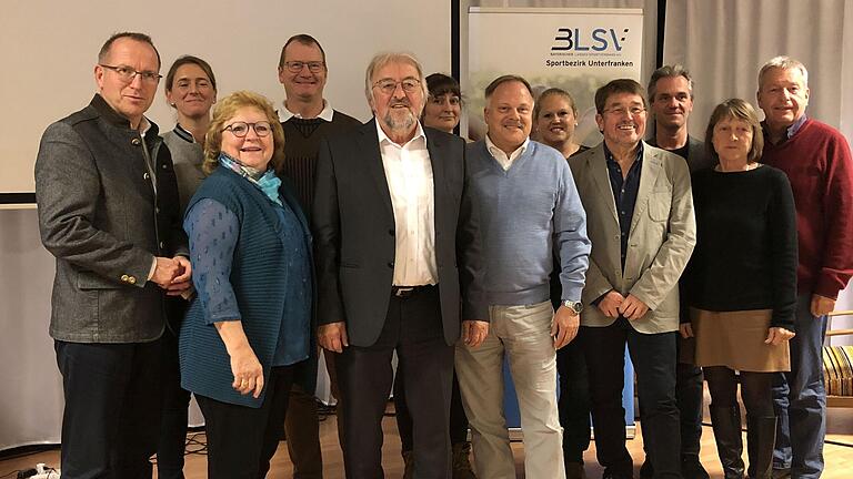 Der neuen Vorstandschaft des BLSV-Kreises Würzburg-Stadt gratulieren (von links) BLSV-Präsident Jörg Ammon und Bürgermeisterin Judith Jörg: Helga Leutner, Volker Renz, Helmut Radler, Anja Pfister, Joachim Jeske, Linda Singer, Christoph Hoffmann, Jochen Gögelein, Isabel Bausewein und Robert Menschick.