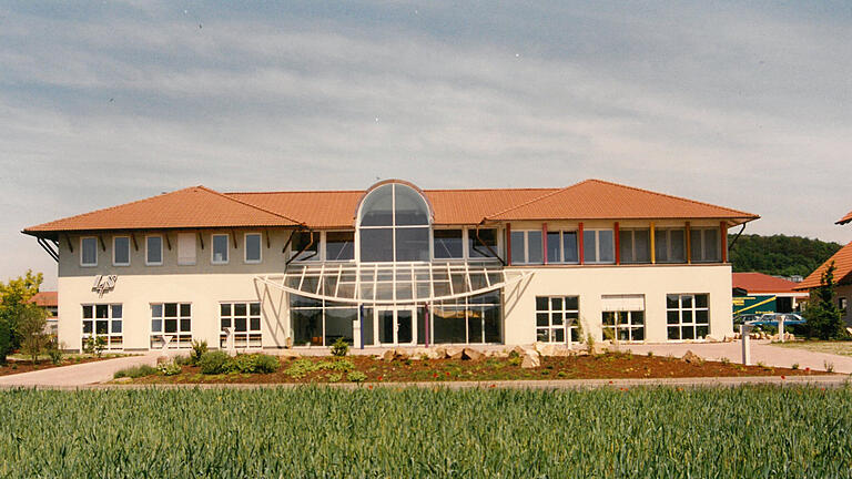 1994: Der Erweiterungsbau ist fertig. 1994: Der Erweiterungsbau ist fertig.