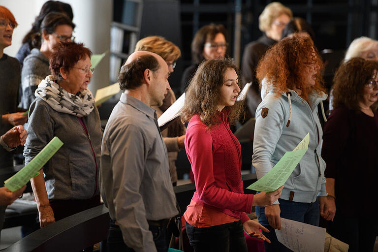 77 Sängerinnen und Sänger im Alter von 17 bis 86 Jahre singen beim Gospel-Rock-Pop-Chor 'Voices' aus Würzburg.