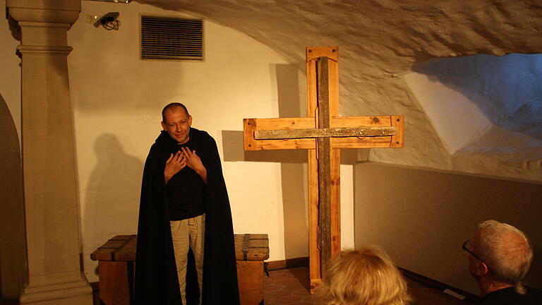 Stefan Busch als Judas Ischariot in seiner verzweifelten Verteidigungsrede im Stück 'Ich ein Jud' nach Walter Jens. Stefan Busch als Judas Ischariot in seiner verzweifelten Verteidigungsrede im Stück 'Ich ein Jud' nach Walter Jens.