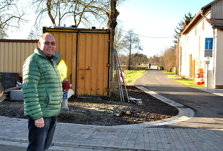 Letzte Arbeiten stehen noch an: Wo jetzt die Bauwagen zu sehen sind, entsteht ein schattiger Rastplatz für Dorfbewohner und Fahrradfahrer, erklärt Armin Grell. Letzte Arbeiten stehen noch an: Wo jetzt die Bauwagen zu sehen sind, entsteht ein schattiger Rastplatz für Dorfbewohner und Fahrradfahrer, erklärt Armin Grell.
