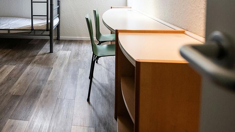 Ein Zimmer in einer Unterbringungseinrichtung für Asylsuchende. In Veitshöchheim (Lkr. Würzburg) werden Geflüchtete vom Landratsamt auch in vier Einfamilienhäusern untergebracht (Symbolbild). Ein Zimmer in einer Unterbringungseinrichtung für Asylsuchende. In Veitshöchheim (Lkr. Würzburg) werden Geflüchtete vom Landratsamt auch in vier Einfamilienhäusern untergebracht (Symbolbild).