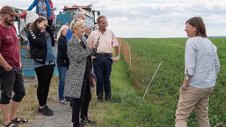 Ausflug mit dem Traktor aufs Feld mit MdB Manuela Rottmann (von rechts), Landtagskandidat Paul Knoblach und Renate Künast. Ausflug mit dem Traktor aufs Feld mit MdB Manuela Rottmann (von rechts), Landtagskandidat Paul Knoblach und Renate Künast.