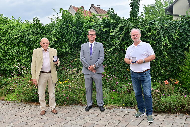 Bernhard Vogel (links) und Winfried Körner (rechts) erhielten für ihren 24-jährigen Einsatz im Gemeinderat die Silberne Gemeindeplakette.