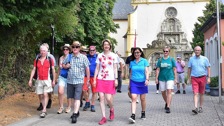 Von der Dettelbacher Wallfahrtskirche aus startete die Wanderergruppe, angeführt von (vorne von links) Wanderführer Peter Rinke, MdB Anja Weisgerber und MdL Barbara Becker.