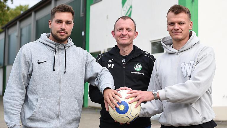 Sind davon überzeugt, dass der FV Niederwerrn/Oberwerrn bald wieder in die Spur kommt: Trainer Matthias Fiedler (Mitte) und die Neuzugänge Nikos Bude (links) und Patrick Helfrich, der auch Co-Trainer ist, bauen auf den Zusammenhalt. Sind davon überzeugt, dass der FV Niederwerrn/Oberwerrn bald wieder in die Spur kommt: Trainer Matthias Fiedler (Mitte) und die Neuzugänge Nikos Bude (links) und Patrick Helfrich, der auch Co-Trainer ist, bauen auf den Zusammenhalt.