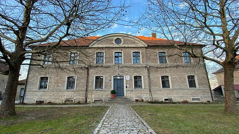 Das Gutshaus der Hallburg wurde 1771 fertiggestellt. Heute befinden sich Büros und Wohnungen darin. Das Gutshaus der Hallburg wurde 1771 fertiggestellt. Heute befinden sich Büros und Wohnungen darin.