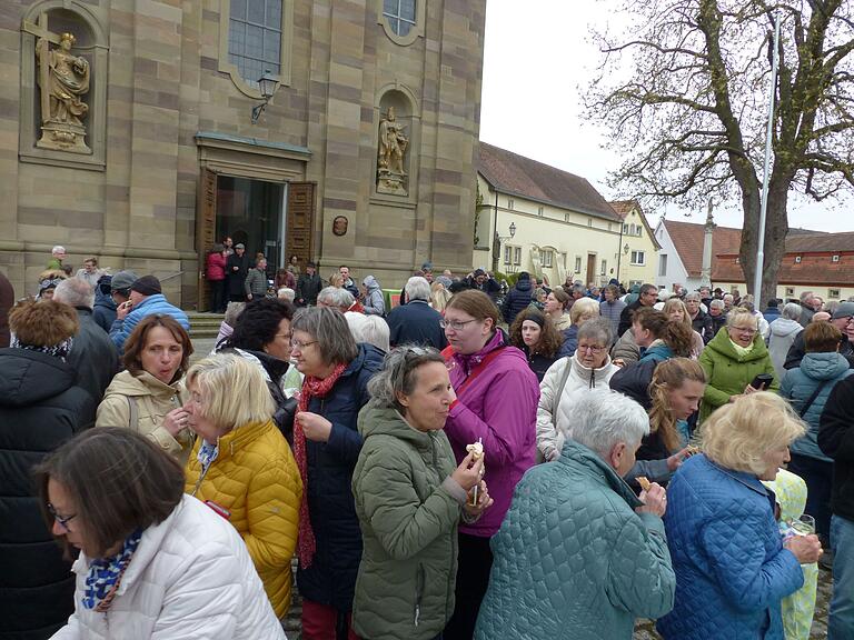 Nach dem Gottesdienst in der Kirche Kreuzauffindung ging es eng zu auf dem Kirchplatz in Grafenrheinfeld. Nach dem Gottesdienst in der Kirche Kreuzauffindung ging es eng zu auf dem Kirchplatz in Grafenrheinfeld.