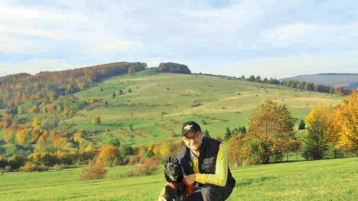 Mag die Freizeitmöglichkeiten im Landkreis: Ulrich Leber mit seinem &bdquo;Personaltrainer&ldquo; in der Rhön.