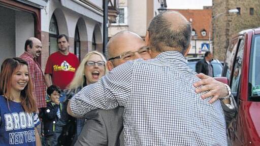 Überglücklich: Nach der Ankunft in Gemünden schloss Jürgen Lippert als Erstes seinen Mitstreiter vom BfB im Stadtrat, Matthias Kübert, in die Arme. Mit den beiden freuen sich Lipperts Tochter Elisa und seine Frau Annette.