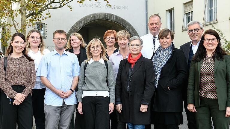 Die Lehrkräfte und Verantwortlichen des neuen Studienganges Hebammenwissenschaft sind (von links) Mira Pflanz (Studiengangleiterin), Mona Sebald, Daniel Leonhardt, Dr. Kerstin Hubert, Kristina Stanzel, Martina Göb, Marlene Winkler, Edith Kroth, Prof. Achim Wöckel (Direktor Frauenklinik), Christiane Völk, Prof. Matthias Frosch, Prof. Sarah König.