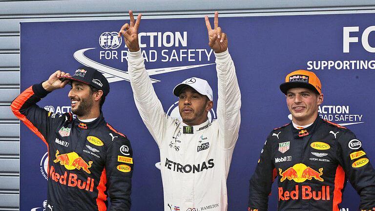 Schnellste       -  Lewis Hamilton (M) hat sich die Pole vor Max Verstappen (r) und Daniel Ricciardo geholt.