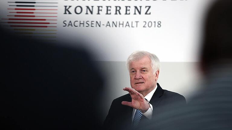 Auch Innenminister Horst Seehofer hält mehr Abschiebungen nach Afghanistan für angemessen. Auch Innenminister Horst Seehofer hält mehr Abschiebungen nach Afghanistan für angemessen. 